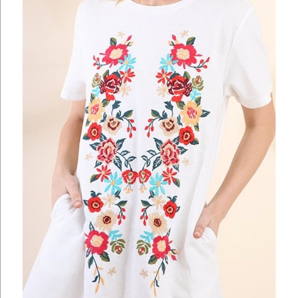 UMGEE White embroidered t shirt dress